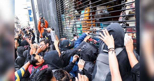 Conservadores, responsables de daños en marcha de Ayotzinapa: AMLO