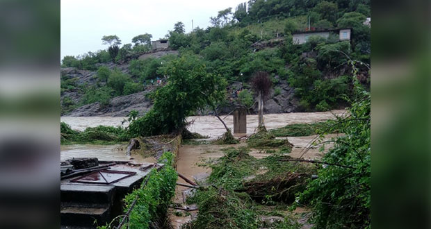 Lluvias provocan desbordamiento en Mixteco y daños en cultivos