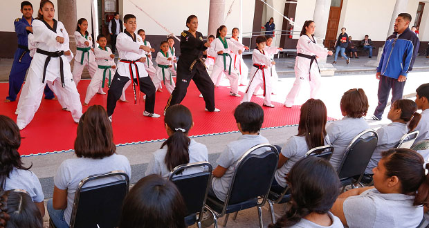 Presentan exhibición de Taekwondo en la Casa del Adolecente