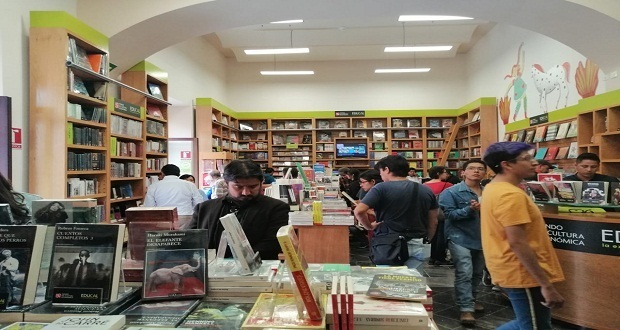 Con atractivos descuentos y variedad, FCE abre librería en Puebla