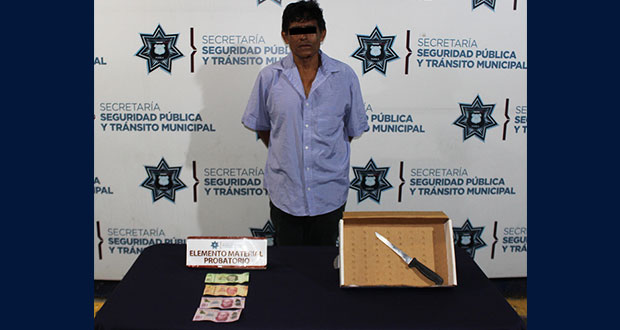 Detiene policía municipal de Puebla a hombre por robo a Oxxo