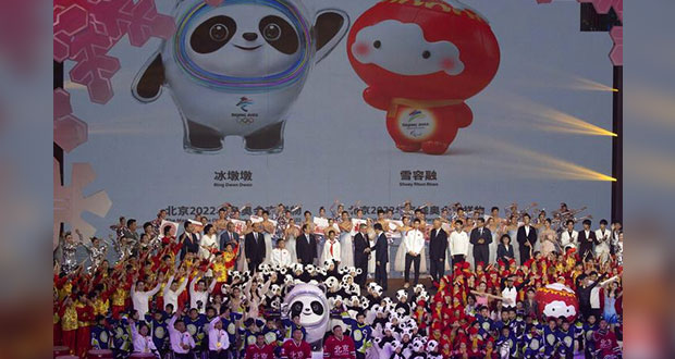 Un panda y un farol, mascotas de Olímpicos de Invierno Beijing 2022