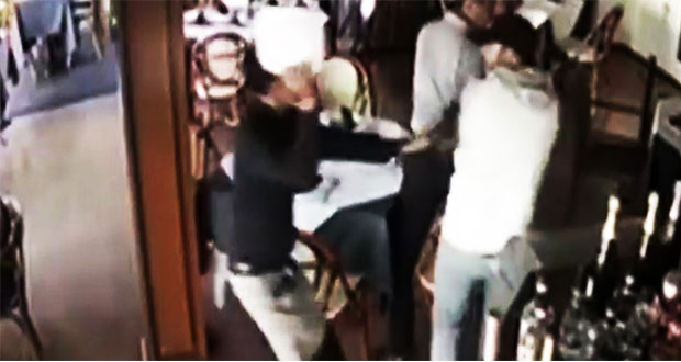 Con “platazo”, mesero frustra robo en restaurante de Guadalajara