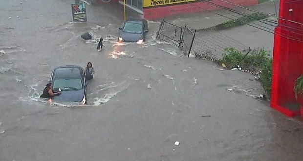 Mujer es tragada por una alcantarilla por inundaciones en Culiacán