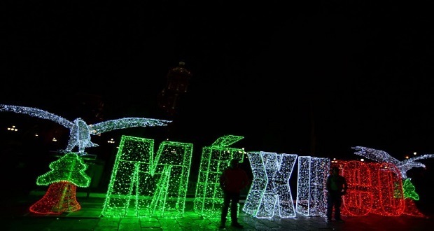 Prenden adornos en zócalo de Puebla, con motivo del mes patrio