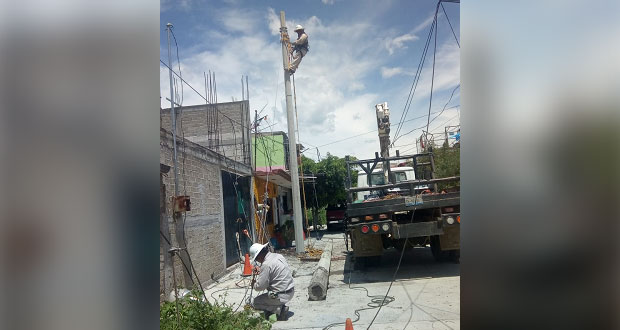 En Izúcar, Antorcha interviene para cambiar postes de luz dañados