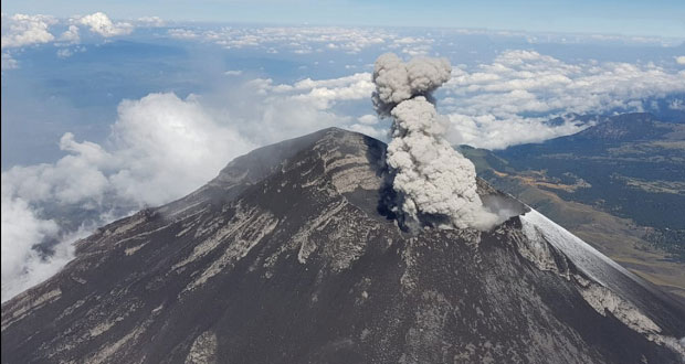 Con sobrevuelo, monitorean domo dentro de cráter del Popocatépetl