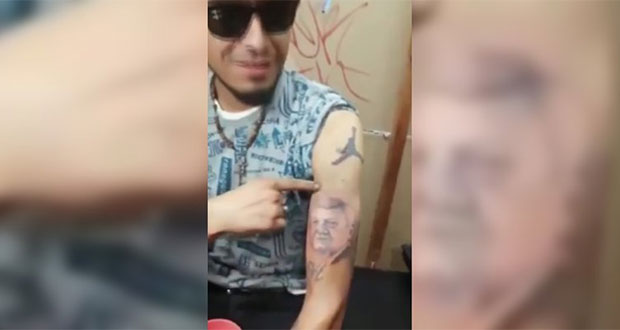 Presume tatuaje de AMLO y se hace viral en redes sociales