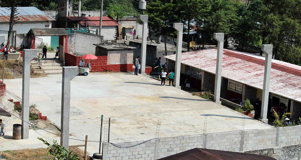 Construyen techo de plaza cívica en escuela de Huitzilan de Serdán