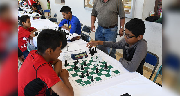 En Ahuatempan, niños y jóvenes ejercitan mente con torneo de ajedrez