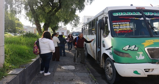 Padres e hijos trabajan como choferes . Foto: Daniel Casas/EsImagen