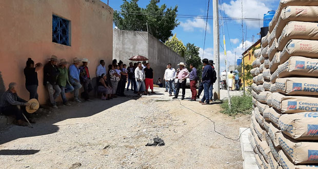 Acatlán entrega material para pavimentar calle Simitrio Marqués