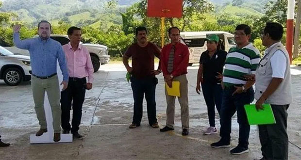 Alcalde de Chiapas manda doble de cartón a eventos oficiales