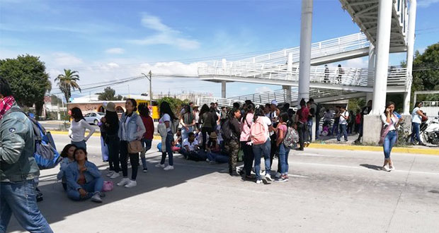 Alumnos en Tehuacán protestan contra alza a tarifa del transporte