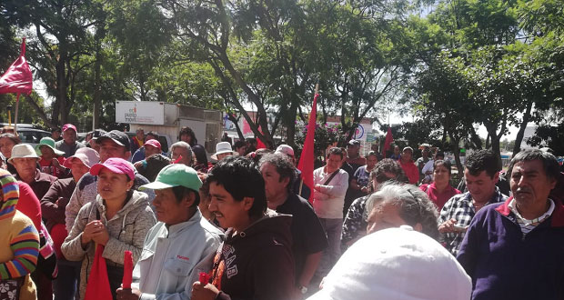 Antorchistas exigen pavimentación de calle en Texmelucan y apoyo a juntas