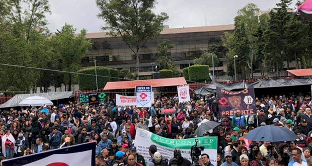 Campesinos y trabajadores de UNAM bloquean Cámara de Diputados