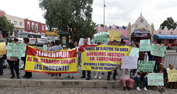 Frente a Casa Aguayo, acusan detención injusta de médico en Ajalpan