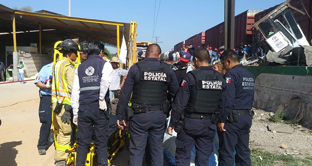 Choque entre autobús y tren deja nueve muertos en Querétaro