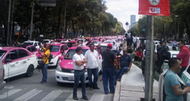 Cientos de taxistas bloquean calles de la CDMX contra Uber y Cabify