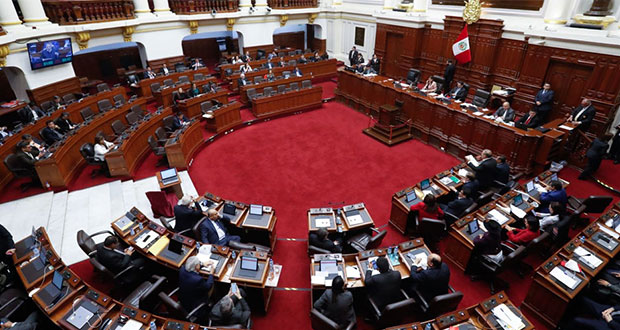 Congreso peruano destituye a su presidente y niega ser disuelto