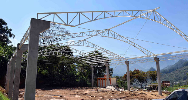 Construyen techado en primaria de Huitzilan de Serdán