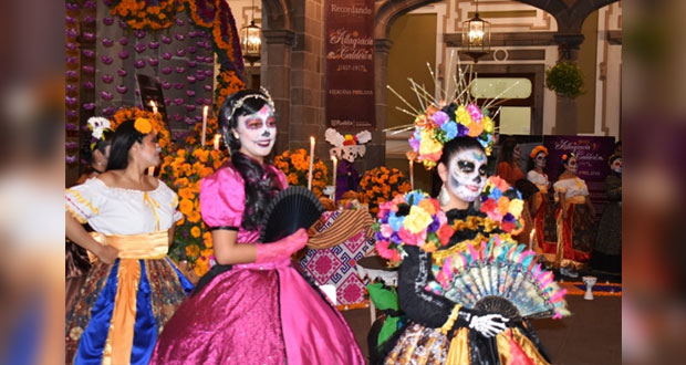 Inicia Corredor de Ofrendas con 20 altares dedicados a poblanas