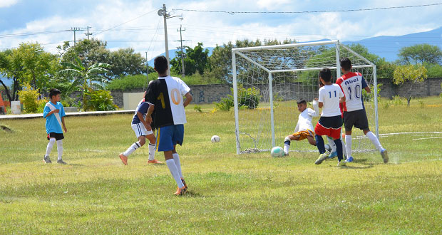 Deportivo en Izúcar celebra torneos entre equipos de beisbol y futbol