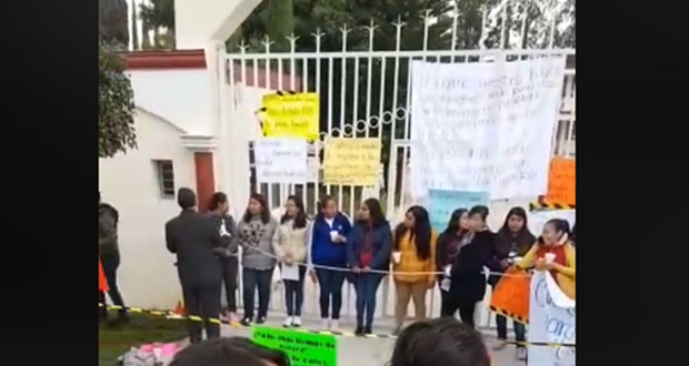 Egresados toman la normal de Ixcaquixtla por no recibir su título
