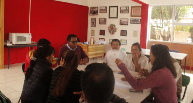Entregan equipo escolar en bachillerato al sur de la ciudad