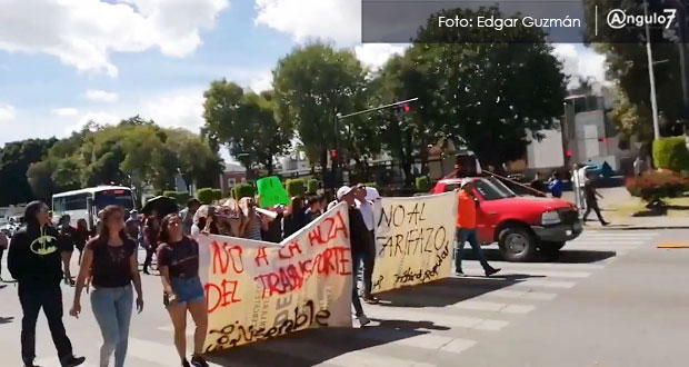 Estudiantes de BUAP marchan contra aumento de pasaje y exigen no modificarlo