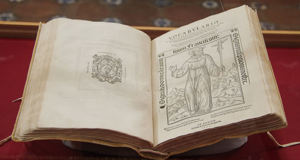 Exhiben textos indígenas de hace 5 siglos en Biblioteca Palafoxiana