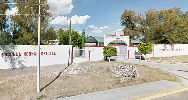 Egresados toman la normal de Ixcaquixtla por no recibir su título