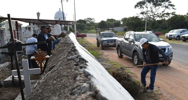 En Ixcaquixtla, acondicionan estacionamiento para panteón municipal