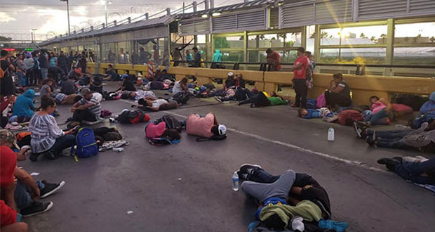 Migrantes toman puente fronterizo de Matamoros; EU lo cierra