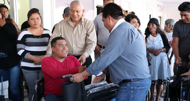 Ocoyucan apoya a población vulnerable con sillas de ruedas y bastones