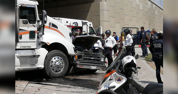 Accidente sobre Periférico y Valsequillo deja 2 mujeres muertas