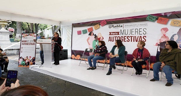 Mujeres emprendedoras exponen sus productos en feria del zócalo