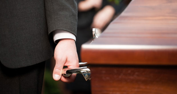 Hombre “revive” y se reúne con familiares después de su funeral
