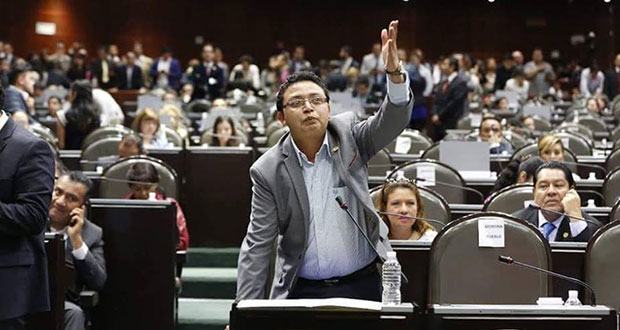 Diputado federal deja Morena por rechazar uniones gay en Puebla