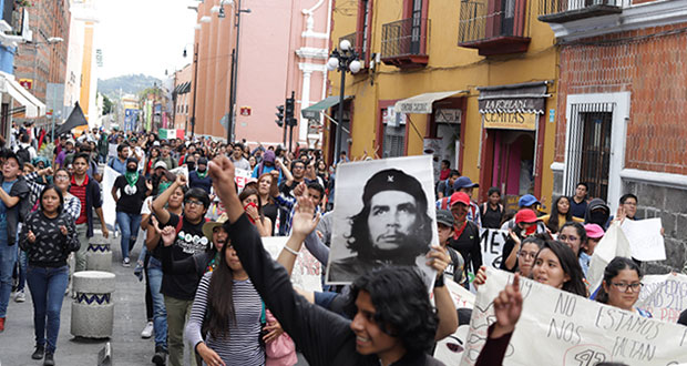 En marcha de 2 de octubre, alumnos de la BUAP exigen no subir pasaje