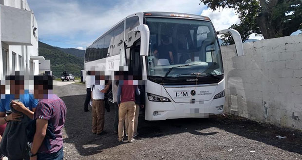 Más de 90 migrantes son rescatados en la autopista Puebla-Veracruz