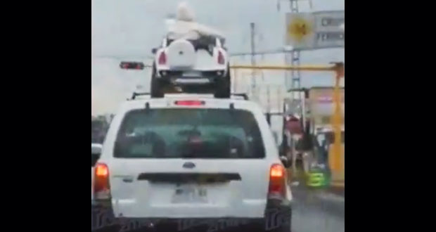 Indigna en redes video de niños arriba del toldo de una camioneta