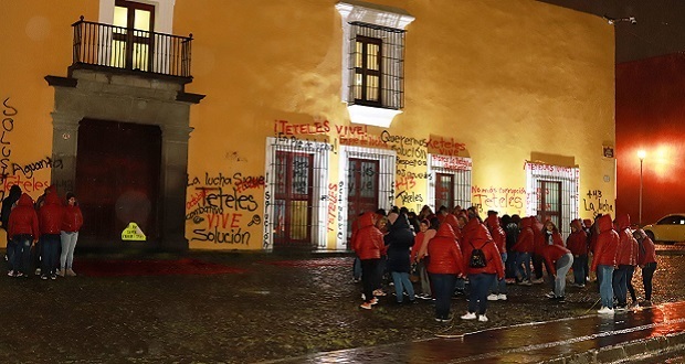 Normalistas de Teteles pintan Casa Aguayo y exigen respetar acuerdos