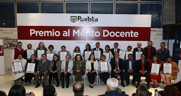 Premian a 18 maestros de la ciudad de Puebla por su trayectoria