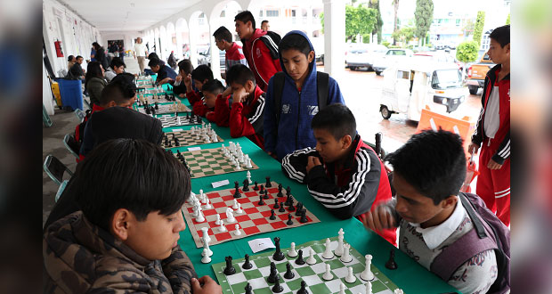 En torneo de ajedrez, jóvenes de Ocoyucan ejercitan destreza mental