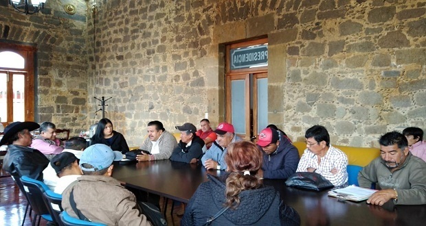 Zacatlán se compromete con pobladores a atender petición de obras