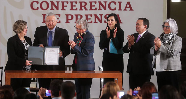 AMLO firma acuerdo para que su gobierno priorice a mujeres más pobres