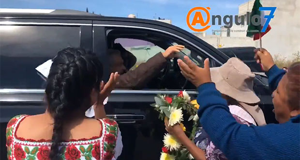 AMLO para su camioneta para atender a vecinos de La Resurrección; piden obras