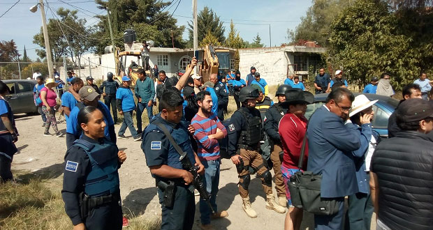 Antorcha y policías chocan por operativo de desalojo en Totimehuacán