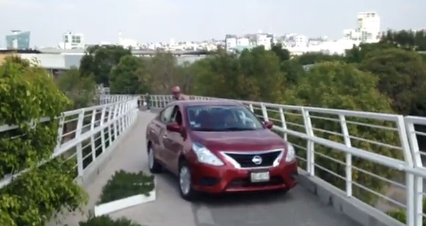 ¡De nuevo! Auto se sube a la ciclopista de la vía Atlixcáyotl
